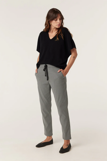 zoe jogger - mono chevron