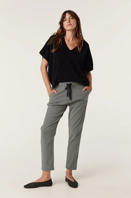 zoe jogger - mono chevron